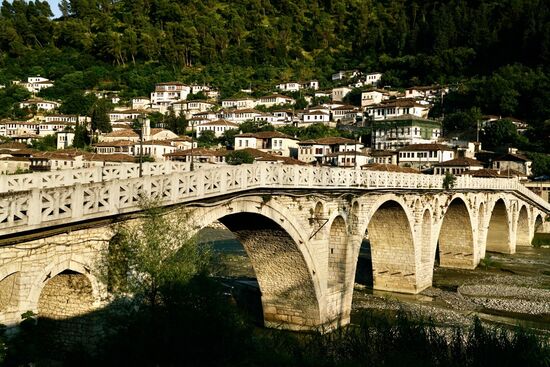 die Gorica-Brücke, die den Osum überspannt