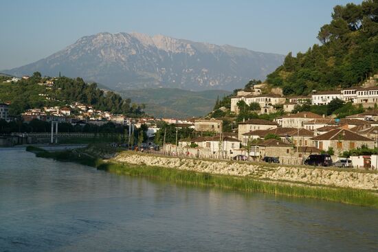 auf beiden Seiten des Osum drängt die Stadt Berat in die Berge hinein