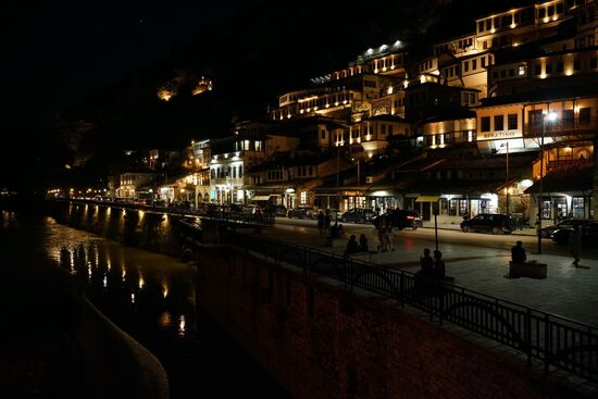 abends ist die Stadt ein Lichtermeer