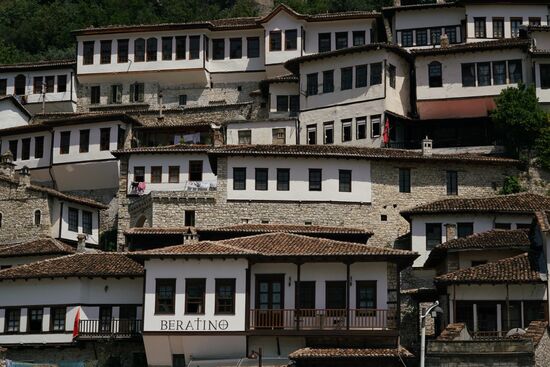 nördlich des Osum, auf der Sonnenseite, wächst die Stadt steil den Berg hinauf
