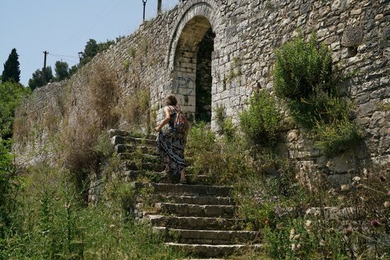 auch hier thront eine Burg hoch auf den Felsen über der Stadt