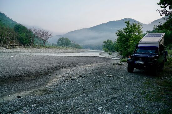 morgens in einem Flussbett aufwachen