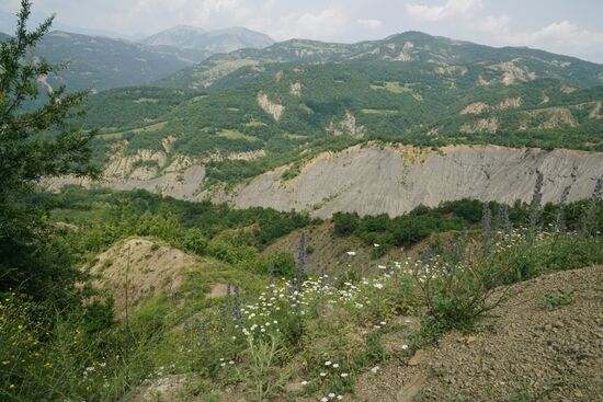 vor uns die schroffe Landschaft der albanischen Berge