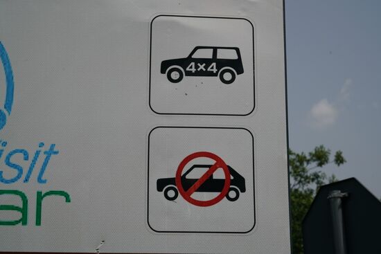 Durchfahrt nur für Fahrzeuge mit Allradantrieb