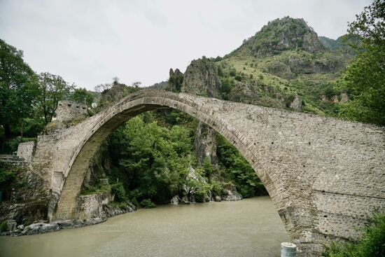 Die hohe Steinbogenbrücke von Konitsa mit dem Glöckchen darunter