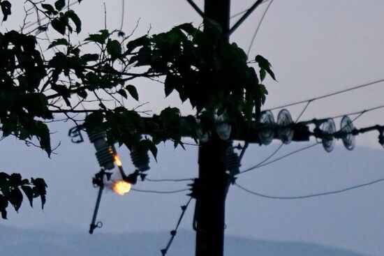 Feuer in der Stromleitung nach dem Einschlag eines Kugelblitzes