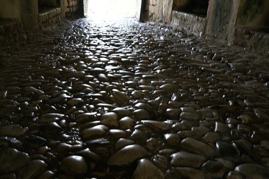 blank polierte Steine im Eingang der Burg
