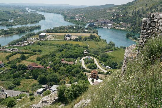 der Blick von oben über das Land