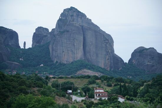 gewaltige Felsen im milchigen Abendlicht