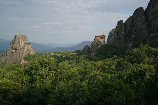 mein erstes Kloster. Es verschmilzt praktisch mit den Felsen