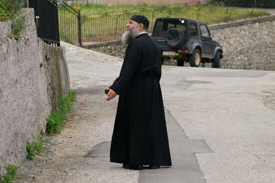 ein orthodoxer Priester im Gespräch mit einer Bäuerin