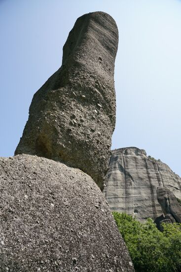 wie ein Finger ragt dieser riesige Sandsteinfelsen in den Himmel