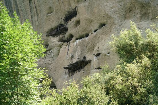 diese Einsiedeleien sind nur mit Leitern zu erreichen