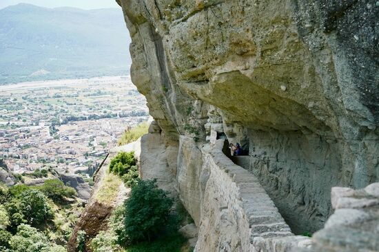dann führt der Weg über einen in den Fels gehauenen Pfad