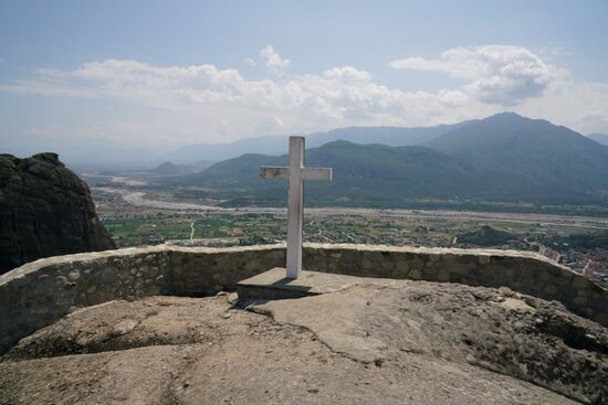 hoch auf dem Fels gelegen thront das Kreuz über der Ebene