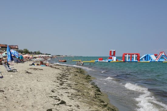 buntes, aufgeblasenes Plastik schwimmt auf dem Wasser