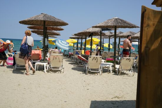 Sonnenschirme stehen in Reih' und Glied