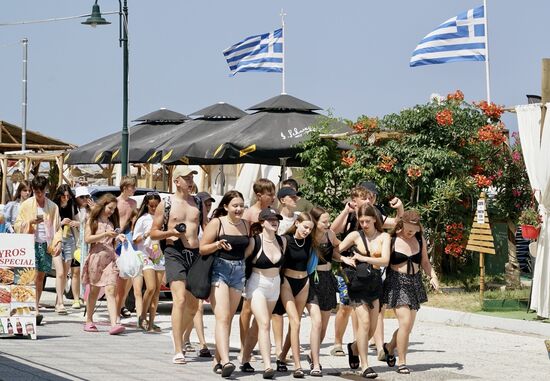 eine Jugendgruppe wandert mit lauten Bässen zum Strand