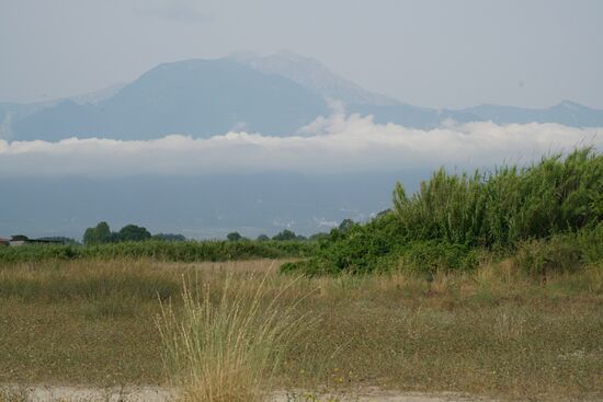 hinter uns der Olymp, der Berg auf dem die Götter wohnen, mit seiner typischen Wolkenformation