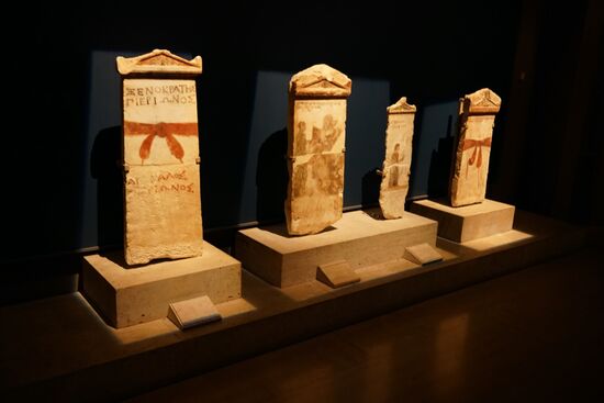 wir werden von vier geschickt angeleuchteten Grabsteinen begrüßt