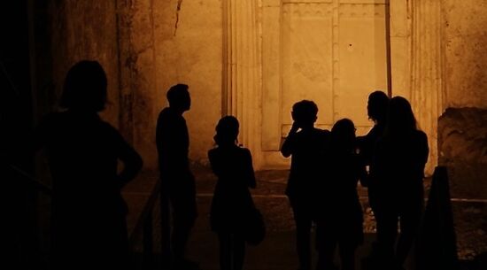 das beleuchtete Tor hinter den schwarzen Konturen einiger Besucher