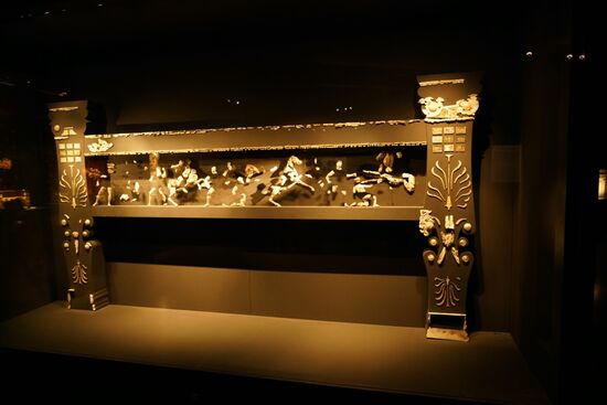 der nachempfundene Totenschrein mit seinen 'chryselephantinen' Elementen