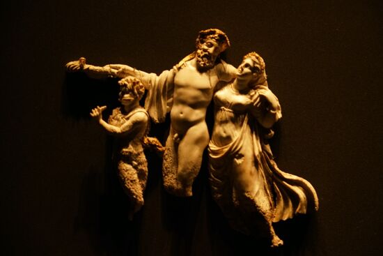 detailreiche Schnitzarbeiten aus Elfenbein