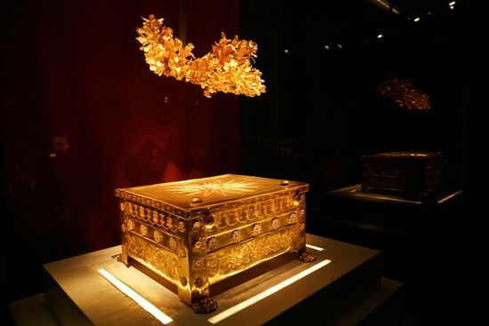 jetzt kommen wir zu der Vitrine, in der die Urne des Königs ausgestellt ist