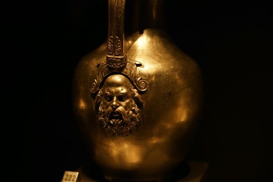 Bacchus, der Gott des Weines.
Detailreiche Verzierungen an den Trinkgefäßen