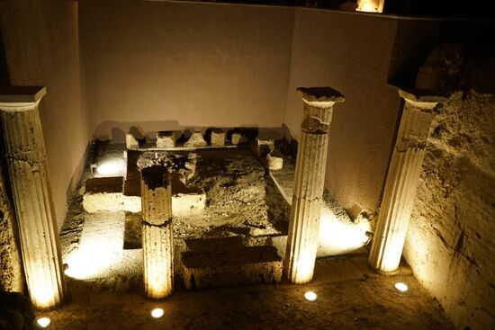 die gefundenen Reste von Tomb I, von Grabräubern geplündert