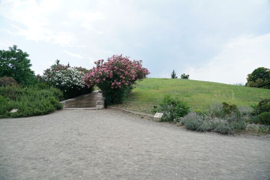 in diesem Hügel der Königsgräber befindet sich heute das Museum