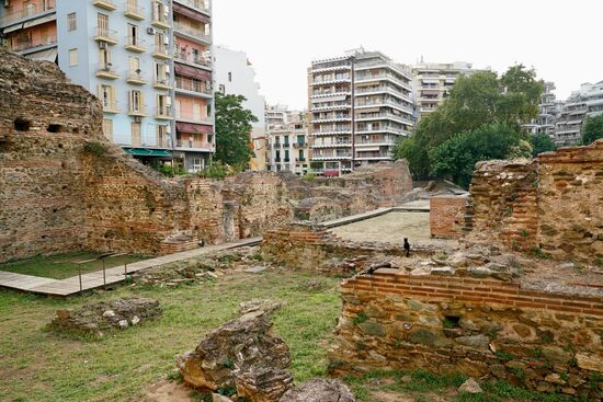 römische Ruinen der Kathedrale mitten in der Altstadt von Thessaloniki
