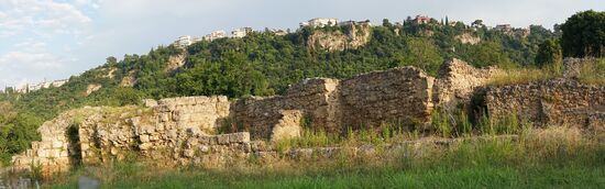 Edessa steht heute auf den Klippen, unten die Ruinen der alten Stadt