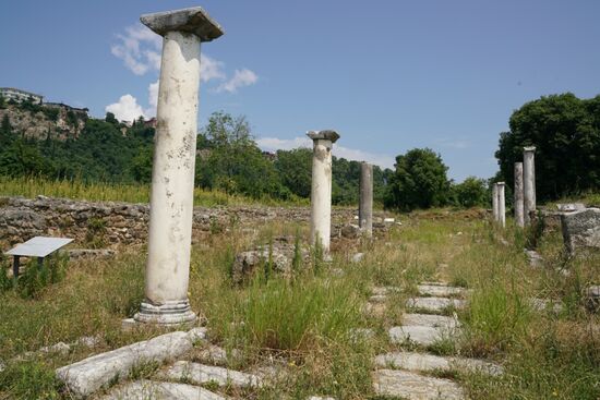 die ausgegrabene Prachtstraße