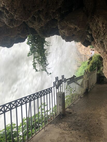 der Weg führt hinter dem Wasserfall entlang