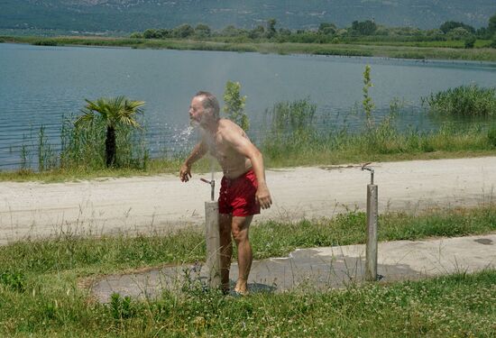 der Badeplatz hat eine prima kalte Dusche.