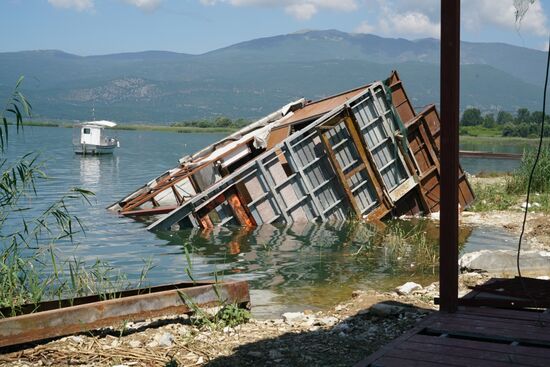 leider liegt auch in dieser Idylle etwas Müll im Wasser.
Eine Fischerhütte nach einem heftigen Sturm.