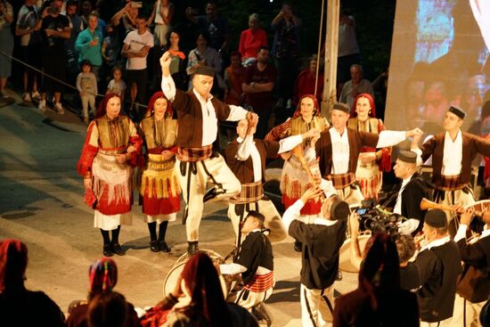 Ekstase! Einer der Tänzer führt seinen Tanz auf der Trommel stehend aus