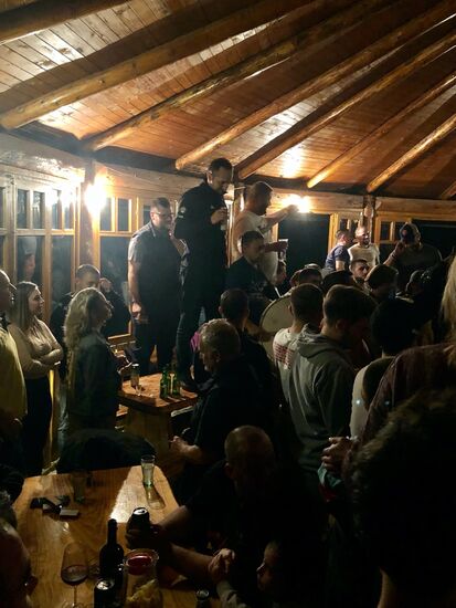 wir spüren die Druckwellen, die von den drei Trommeln ausgehen.