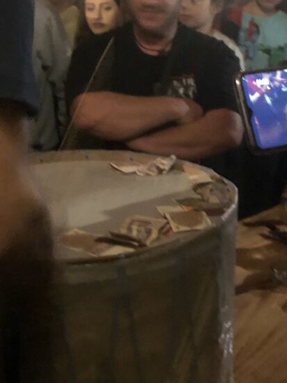 die auf die Trommeln geworfenen Geldscheine heizen die Musiker zu immer noch wilderen Rhythmen an