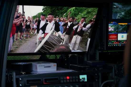 im Übertragungswagen wird mit der modernsten Technik gearbeitet