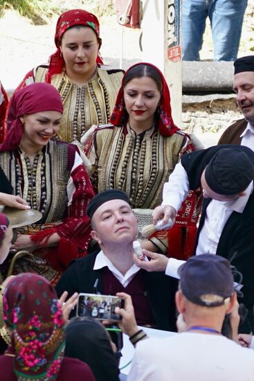 öffentliche Rasur des Bräutigams zum Zeichen des Beginns eines neuen Lebensabschnitts