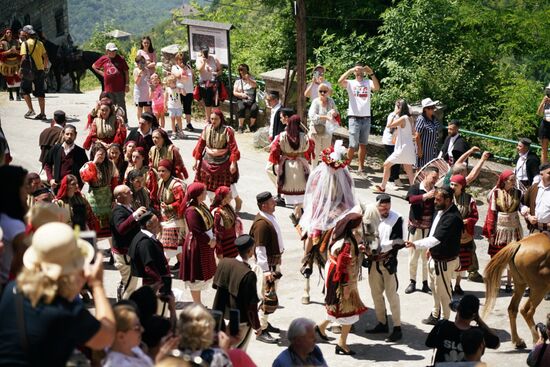 die "verpackte" Braut wird auf einem Pferd sitzend auf die Bühne des Amphitheaters geführt