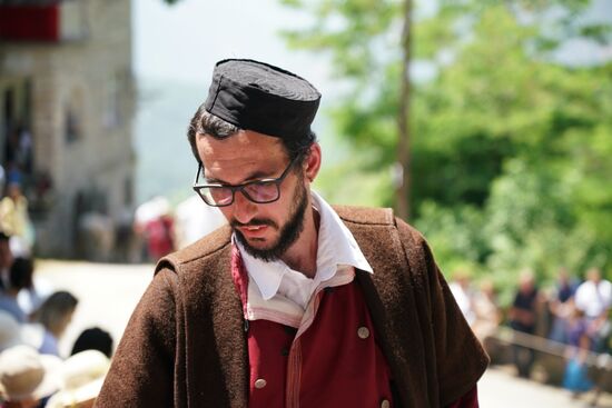 auch die Männer aus dem Ort tragen heute Trachtenkleidung