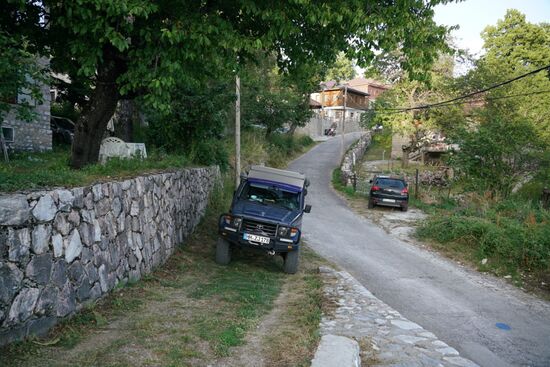 direkt vor der neuen Kirche geht es eine steile Böschung hinauf