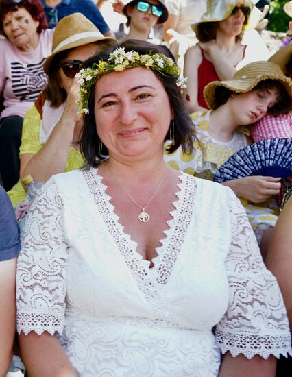 Oana sieht in ihrem weißen Kleid aus, wie die Braut selbst