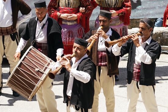 und immerzu schlägt die Musik die Trommeln und trompetet schräge Töne