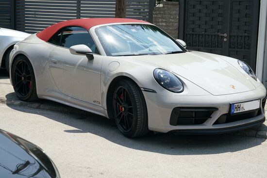 viele schicke Autos mit deutschen Kennzeichen sehen wir jetzt in der Stadt