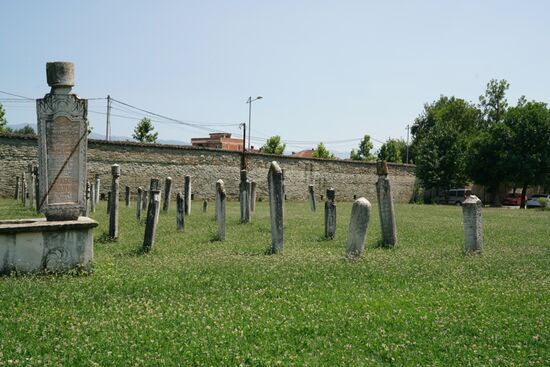 Grabsteine der Bektashi mit der traditionellen, nachempfundenen Haube aus Stein