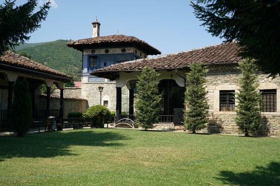 friedliche Parklandschaft mit Gäste- und Gebetshaus